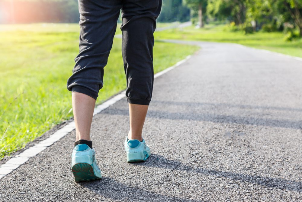 Cómo caminar puede ayudar a perder peso y grasa en la barriga