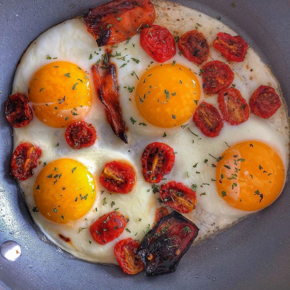 Ensalada de rúcula con tomates secos y huevo frito