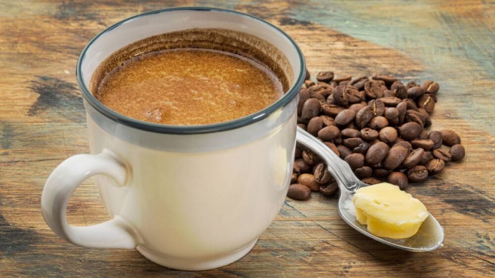 ¿Debería añadir mantequilla a su café?