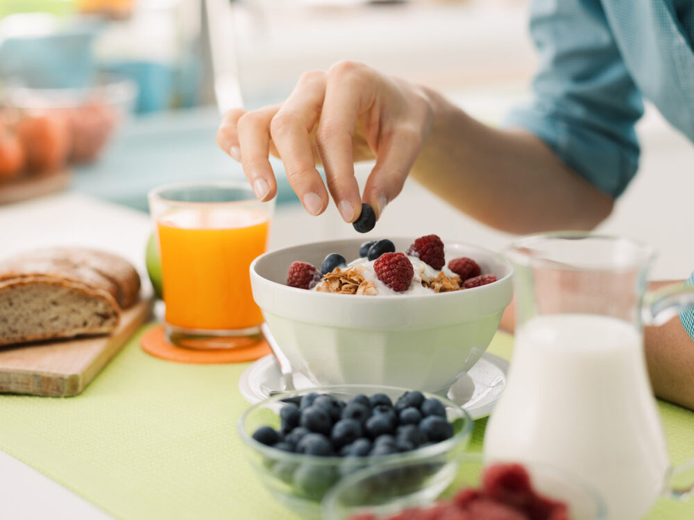 El uso de platos más pequeños puede hacer que su cerebro piense que en realidad está comiendo más