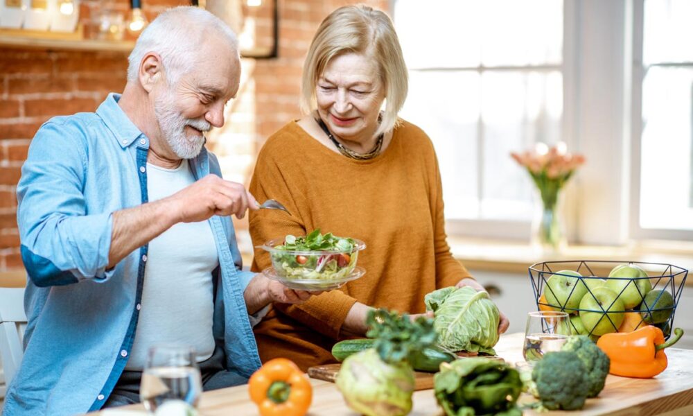 En los adultos mayores de ve la necesidad de menos calorías, pero más nutrientes