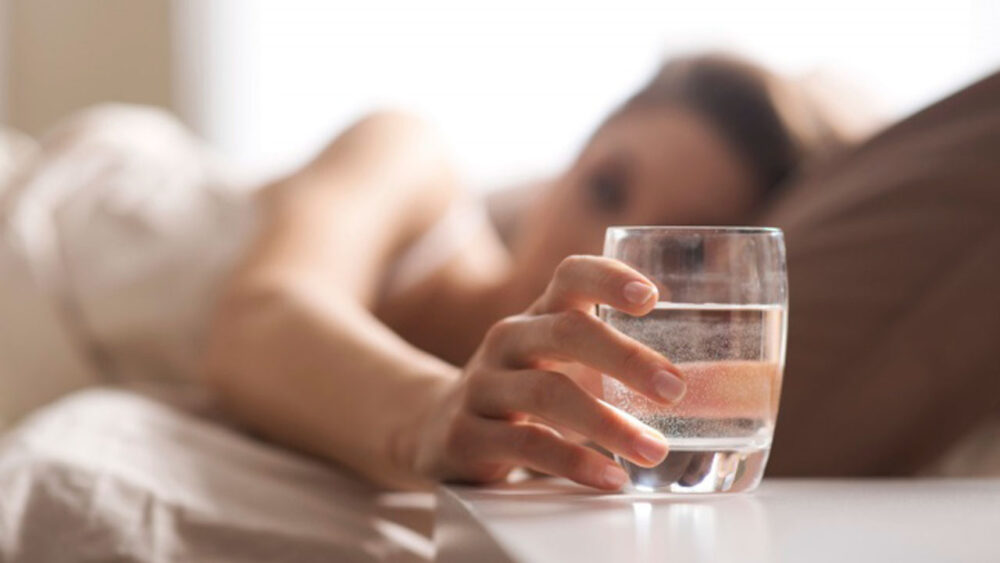 Un vaso de agua fría por la mañana estimula el metabolismo