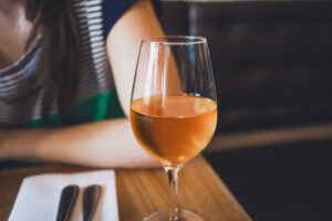 ¿Qué es el vino de naranja, y puede beneficiar su salud?