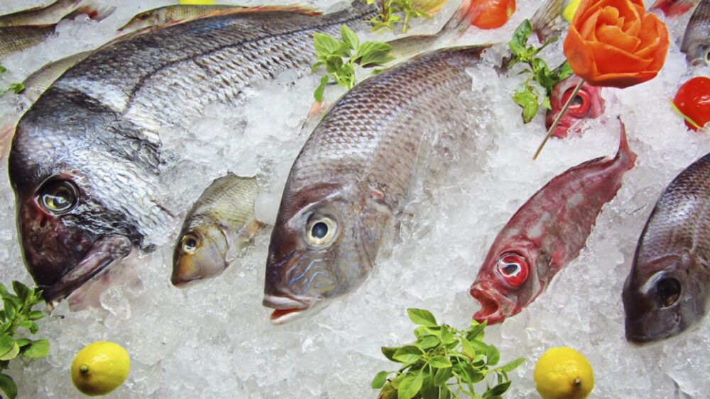 11 Beneficios para la salud basados en la evidencia del consumo de pescado