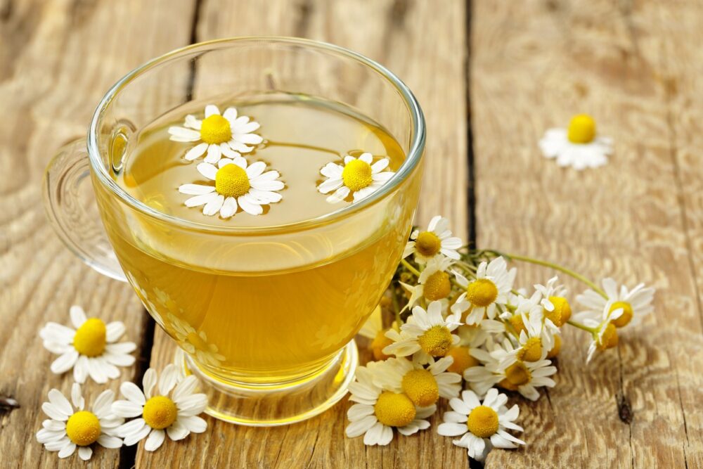5 maneras en que el té de manzanilla beneficia su salud
