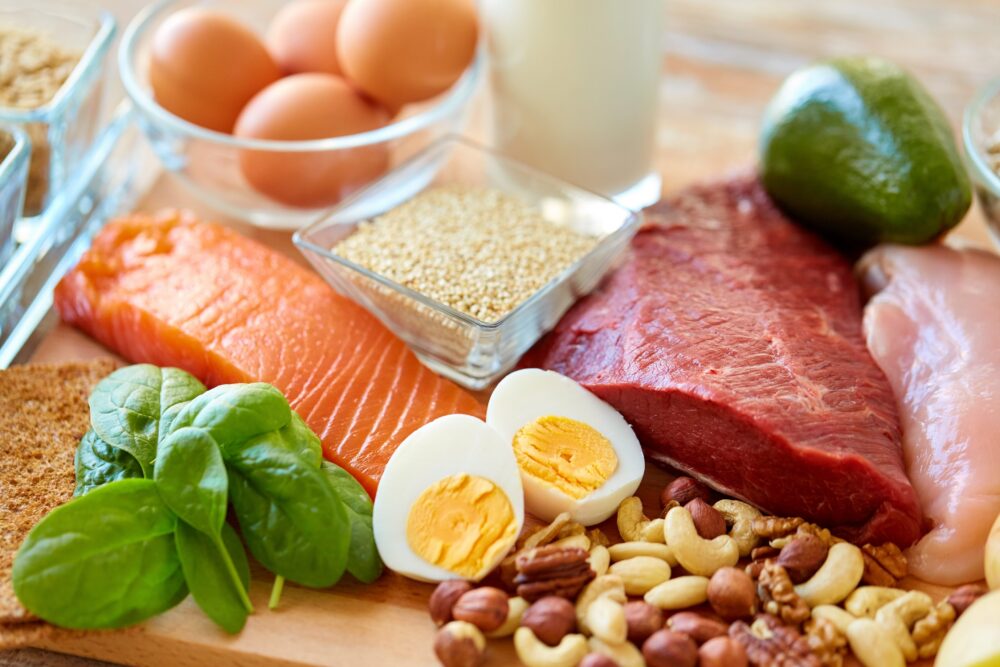 Agregue una fuente de proteínas a la ensalada