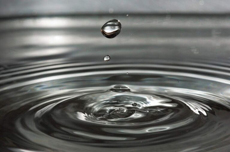 Agua purificada vs. destilada vs. agua normal: ¿Cuál es la diferencia?