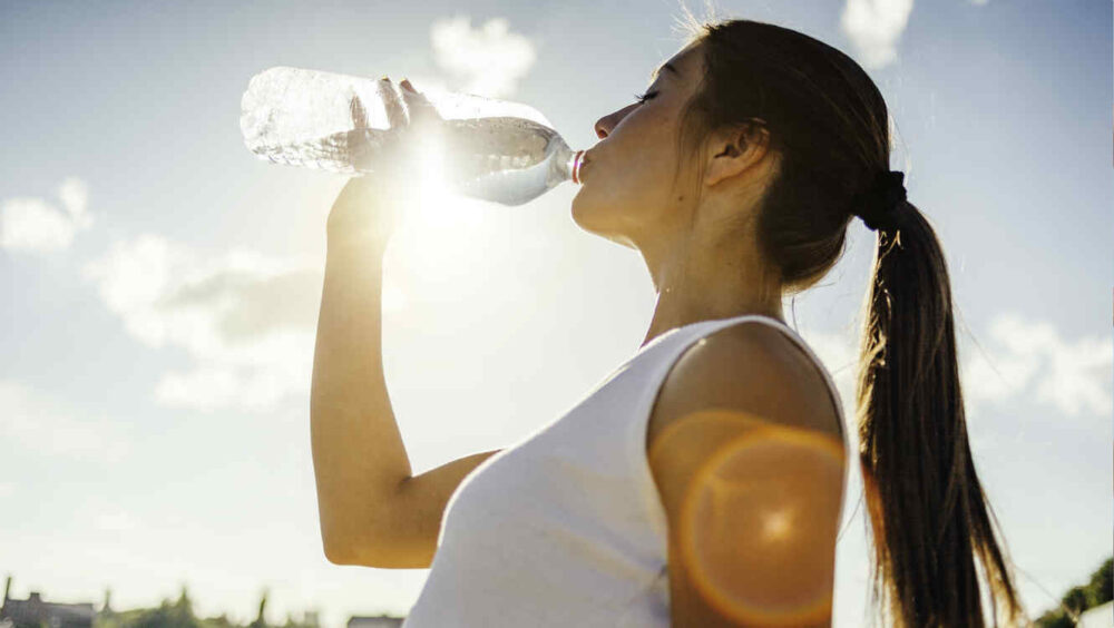 Beber un galón de agua al día puede funcionar para algunas personas pero puede ser dañino para otras