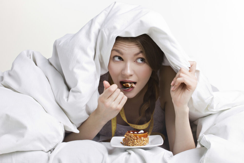 Comer antes de la cama podría llevar a hábitos no saludables