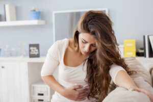 9 Signos y síntomas del síndrome de intestino irritable (SII)