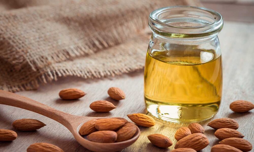 El aceite de almendra es una grasa versátil que puede ser utilizada como alimento o producto de belleza natural.