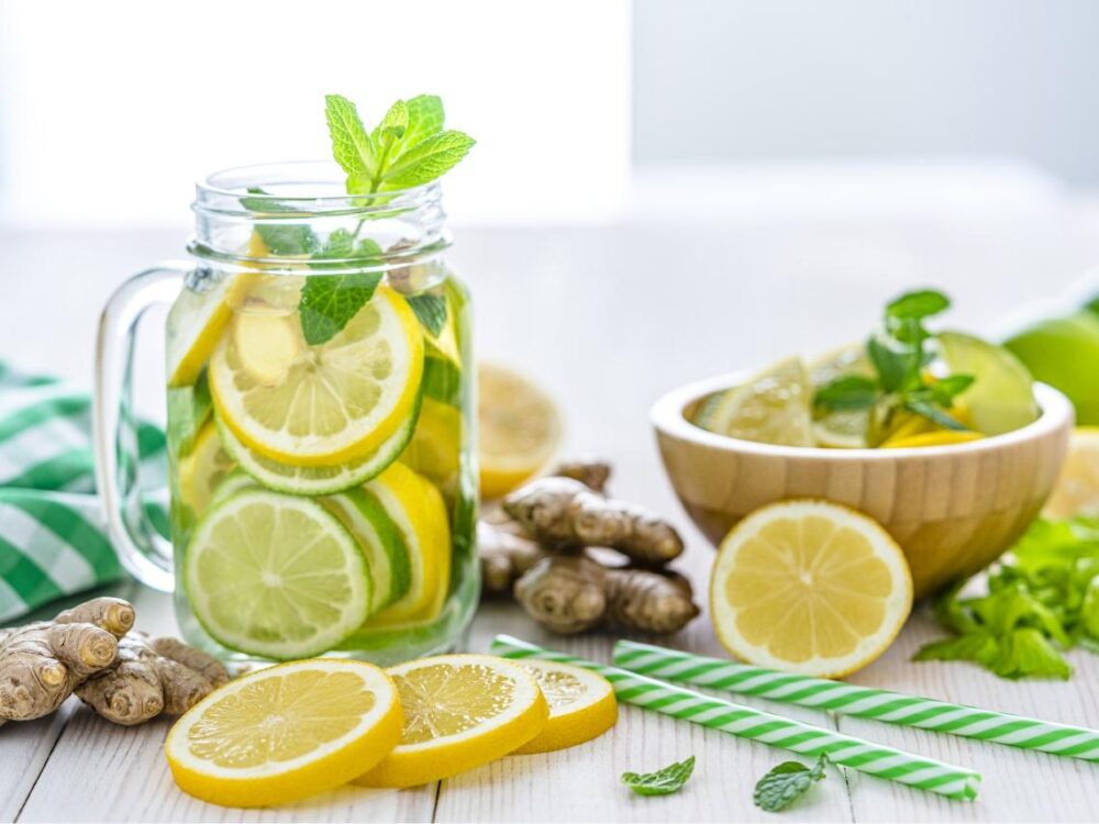 El agua de limón puede hacer que se sienta más lleno