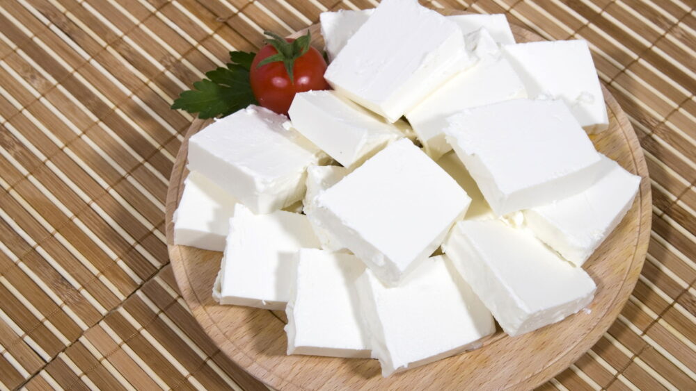El calcio y el fósforo están presentes en el queso feta en cantidades que pueden ayudar a mantener la salud de los huesos.
