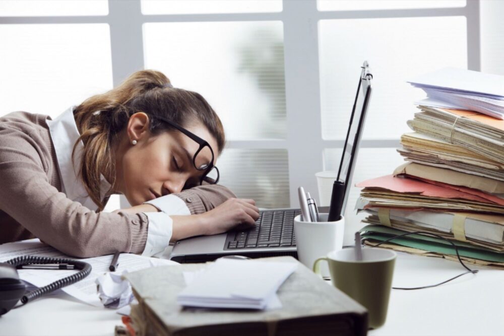 El estrés puede interrumpir el sueño y causar fatiga