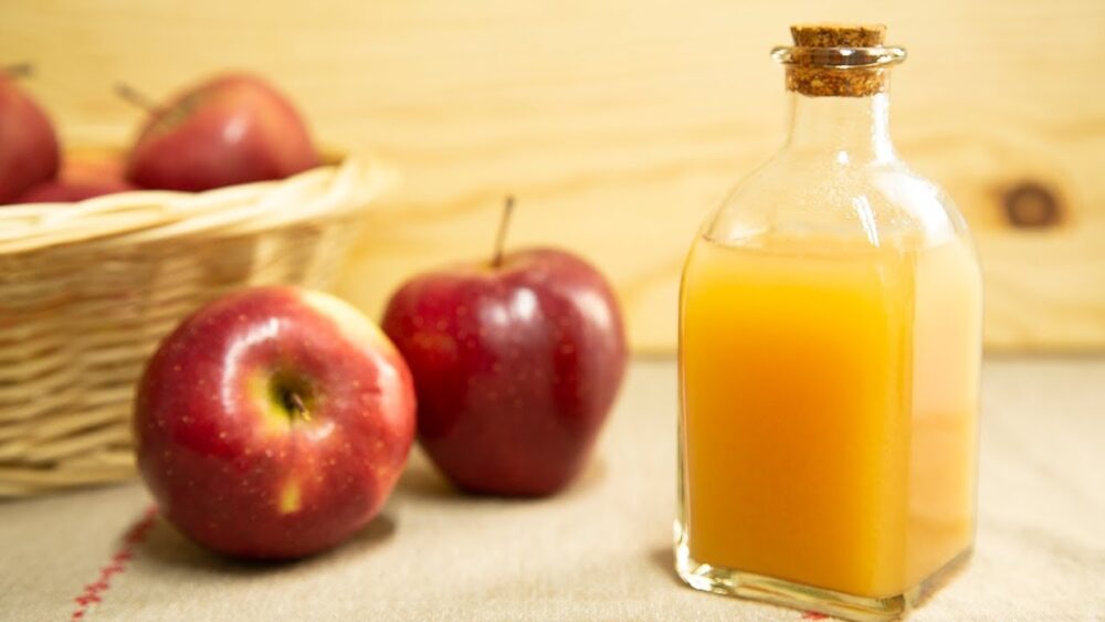 El vinagre de sidra de calidad es un producto que se elabora a partir de la fermentación del azúcar de las manzanas.