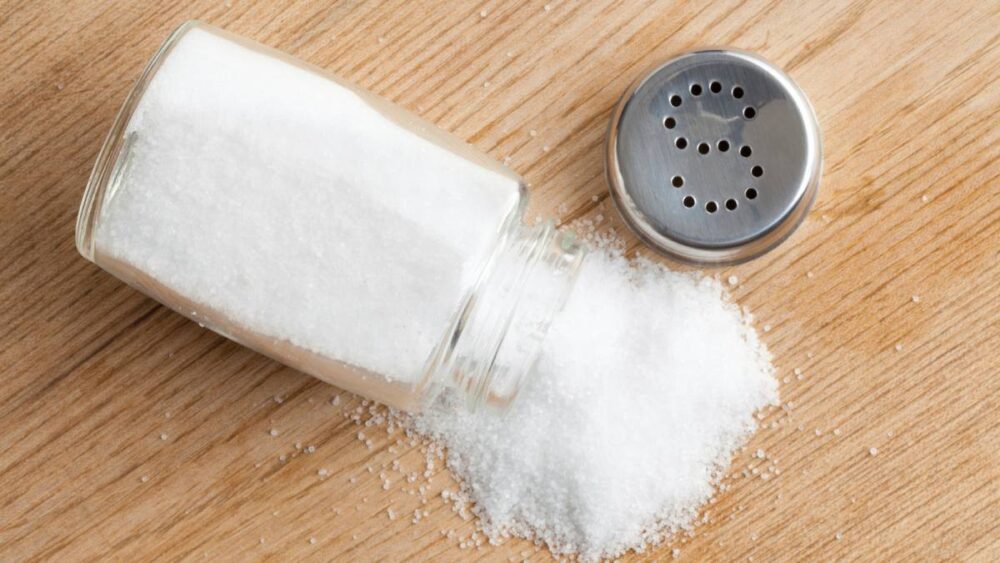 La baja ingesta de sal puede no reducir el riesgo de enfermedad cardíaca o muerte