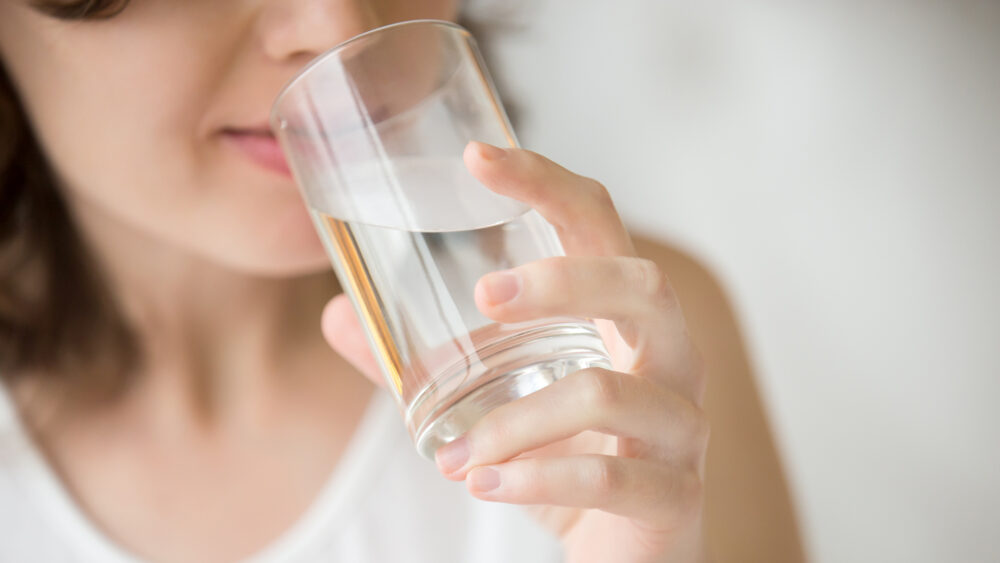 Las mujeres embarazadas o que amamantan pueden beber mucha agua