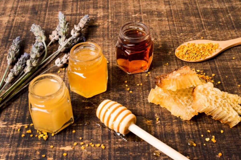 Todo sobre la miel cruda: ¿En qué se diferencia de la miel normal?