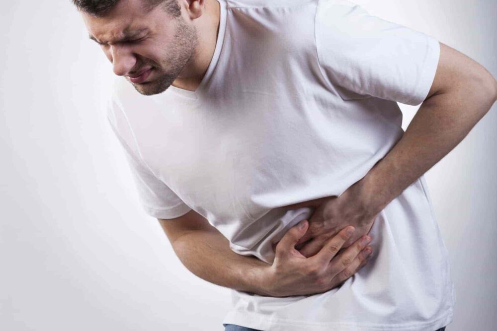 Típicamente, el dolor de estómago y la diarrea ocurren en conjunto con las náuseas y los vómitos
