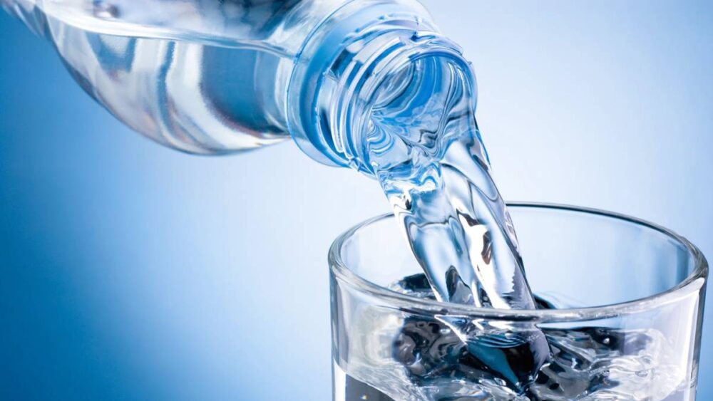 ¿Debe usted tomar un galón de agua por día?