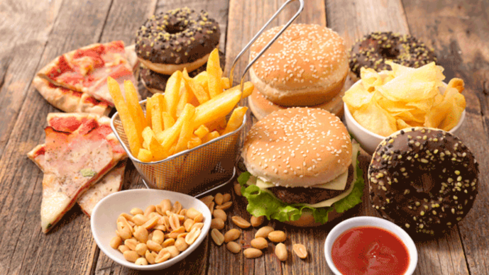 ¿Debería evitar completamente la comida basura?
