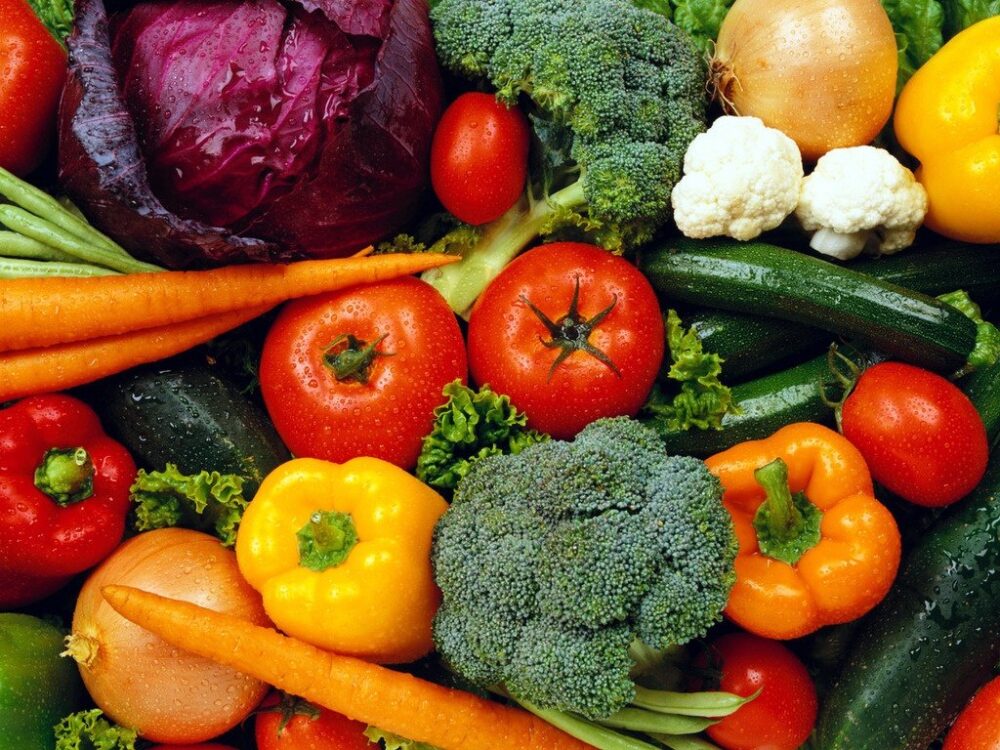 ¿Cuántas porciones de vegetales debe comer por día?
